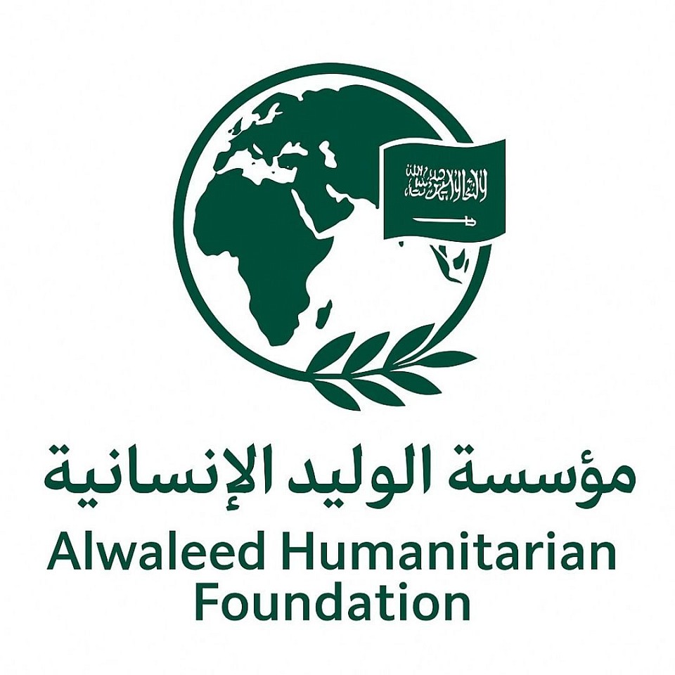 وقعت هيئة تطوير بوابة الدرعية مذكرة تفاهم مع مؤسسة الوليد للإنسانية لتعزيز التعاون في المجالات المشتركة بين الطرفين، والتي تتضمن كافة المجالات التي تخدم مختلف القطاعات المتعلقة بمجال الحرف والحرفيين، ومجال التطوع والحفاظ على الهوية، إنطلاقاً من أهمية التنسيق بين الطرفين ولرغبتهما في توسيع مجالات التعاون فيما بينهما بما يخدم ويحقق أهدافهما وتوجهاتهما. وقع مذكرة التفاهم كل من صاحبة السمو الملكي الأميرة لمياء بنت ماجد آل سعود الأمين العام لمؤسسة الوليد للإنسانية والسيد جيري إنزيريلو الرئيس التنفيذي لهيئة تطوير بوابة الدرعية، حيث تشتمل على التعاون في دعم وتمهير الحرفيين في صناعة القطع والمنتجات وعرض أعمالهم في مشاريع هيئة تطوير بوابة الدرعية. من جهتها أكدت صاحبة السمو الملكي الأميرة لمياء بنت ماجد آل سعود على الدور المحوري الذي يشكله التعاون بين مؤسسة الوليد للإنسانية وهيئة تطوير بوابة الدرعية في تعزيز مكانة الإرث والهوية الثقافية، وتبادل البيانات والإحصاءات والدراسات ذات العلاقة، والمبادرات التسويقية، والتعاون في المبادرات والفعاليات الثقافية، وتنمية القدرات في مجال الفنون والثقافة، معربة عن اعتزازها بهذا التعاون مع الهيئة فيما يخدم الحفاظ على الموروث الثقافي، انطلاقاً من حرص مؤسسة الوليد للإنسانية عبر برامجها الشاملة على الإسهام في دعم منظومة العمل الاجتماعي وخدمة الإنسان السعودي. ونوه السيد جيري إنزيريلو في معرض حديثه حول مذكرة التفاهم بأهميتها في دعم التعاون في البرامج التطوعية والخدمة المجتمعية من خلال التنسيق بين الطرفين للمبادرات التطوعية -على سبيل المثال لا الحصر- البرامج الكشفية، بالإضافة إلى التعاون في تمكين الشباب في الأعمال التطوعية والخدمة المجتمعية والمجالات الأخرى ذات الاهتمام المشترك. وأشار السيد إنزيريلو إلى أن التعاون بين هيئة تطوير بوابة الدرعية ومؤسسة الوليد للإنسانية يأتي منسجماً من استراتيجيات الهيئة وأهدافها الطموحة لخدمة التنمية المحلية والحفاظ على الإرث الثقافي للدرعية وإبراز أصالة الموروث الحضاري فيها وتعميق الأثر التنموي الاجتماعي جنباً إلى جنب مع أعمالها المرتبطة بالبنية الأساسية والخدمات والمرافق التي تعمل الهيئة على إنجازها في إطار مشروعها الضخم لتطوير الدرعية.